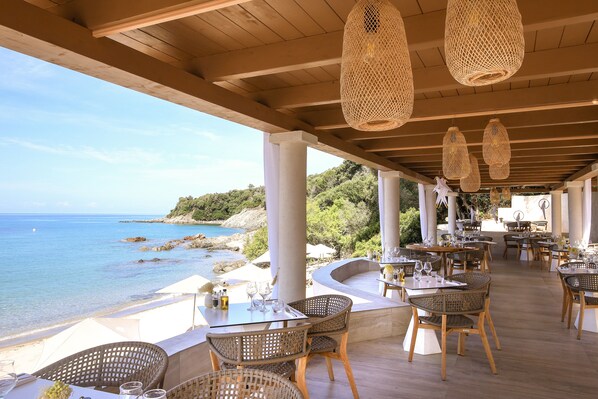 2 restaurants, breakfast served, French cuisine