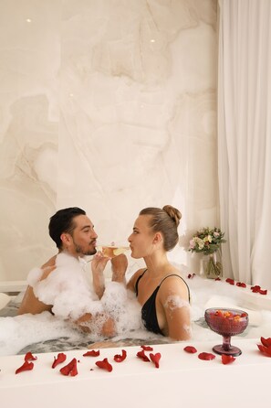Couples treatment rooms, hot tub, steam room, Turkish bath
