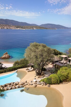 Indoor pool, 3 outdoor pools, pool umbrellas, sun loungers - Hôtel Marinca & Spa (Olmeto)