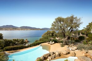 Indoor pool, 3 outdoor pools, pool umbrellas, sun loungers - Hôtel Marinca & Spa (Olmeto)