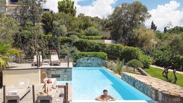Piscine couverte, 3 piscines extérieures, parasols de plage