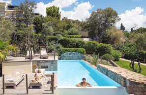 Innendørsbasseng,3 utendørsbassenger, bassengparasoller og solsenger