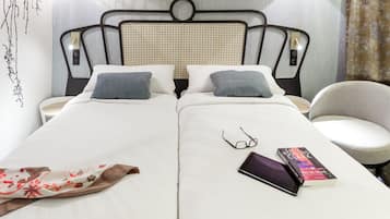 Habitación clásica con 2 camas individuales, 2 camas individuales | Ropa de cama de alta calidad, escritorio y cortinas blackout