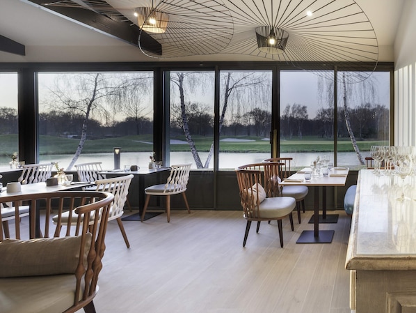 Petit déjeuner, déjeuner et dîner servis sur place, vue sur le golf