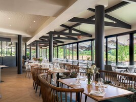 供应早餐、午餐和晚餐，法国菜，高尔夫球场景观