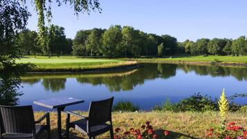 Aperto a colazione, cucina francese, con vista sul campo da golf
