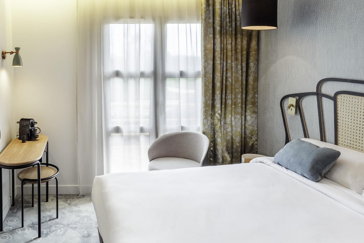 Premium bedding, desk, blackout drapes, soundproofing