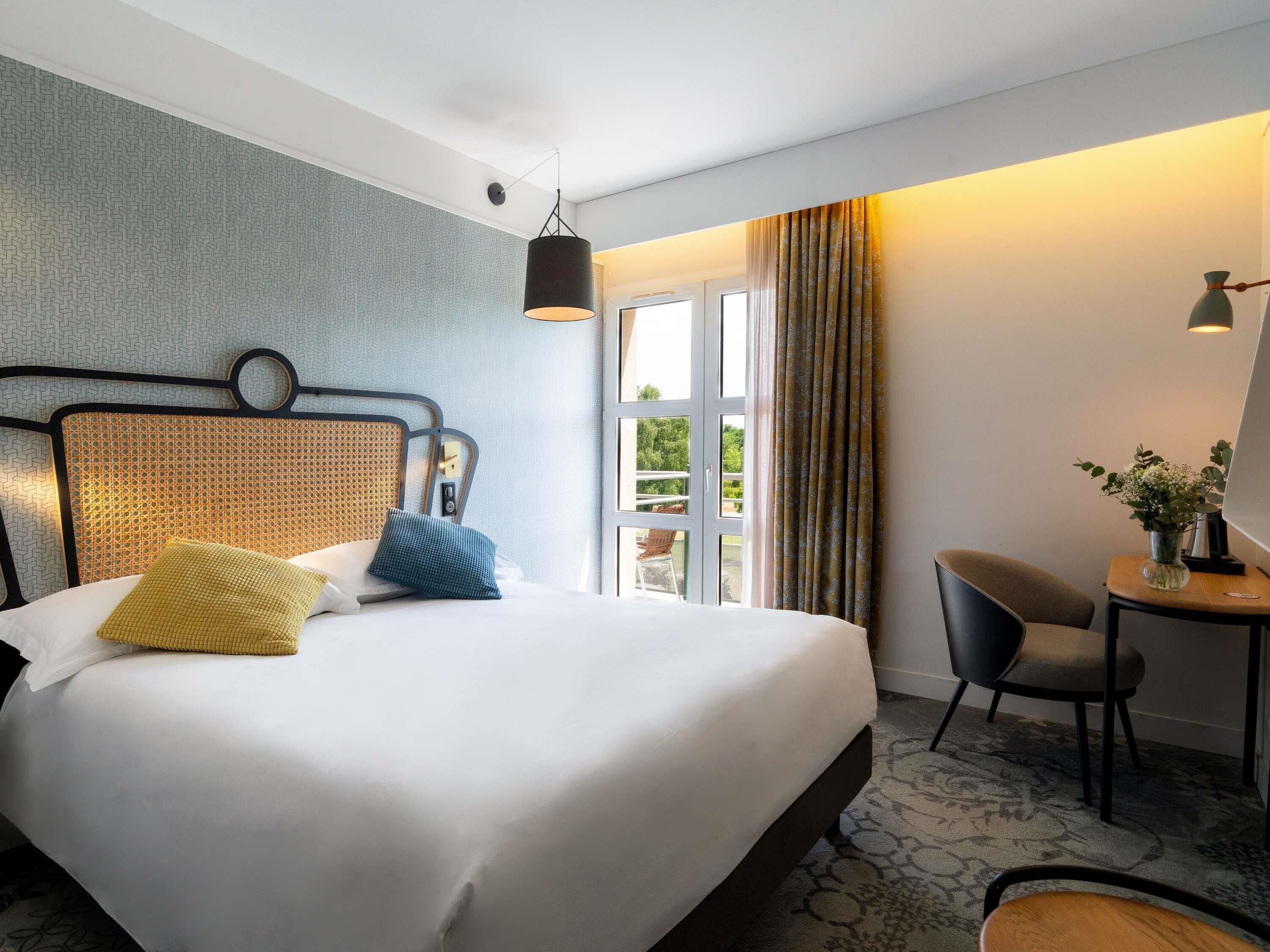 ห้องคลาสสิก, เตียงใหญ่ 1 เตียง (Golf course view) | เครื่องนอนระดับพรีเมียม, โต๊ะทำงาน, ผ้าม่านกันแสง, ห้องเก็บเสียง