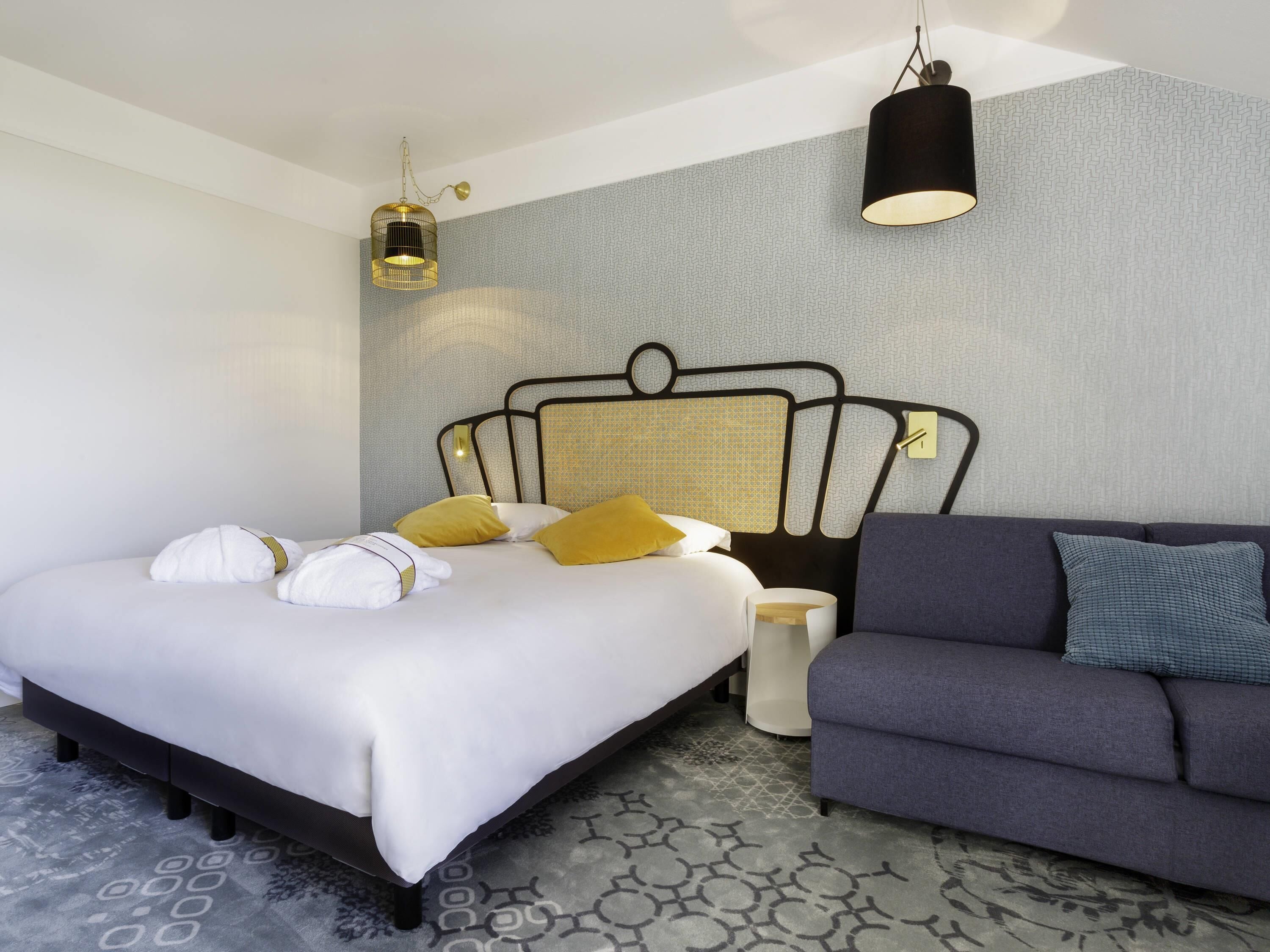 Ropa de cama de alta calidad, escritorio y cortinas blackout 