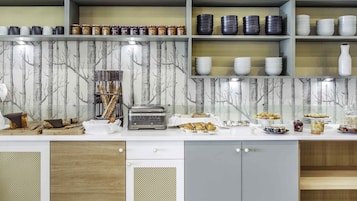 Petit déjeuner buffet (19.00 EUR par personne)