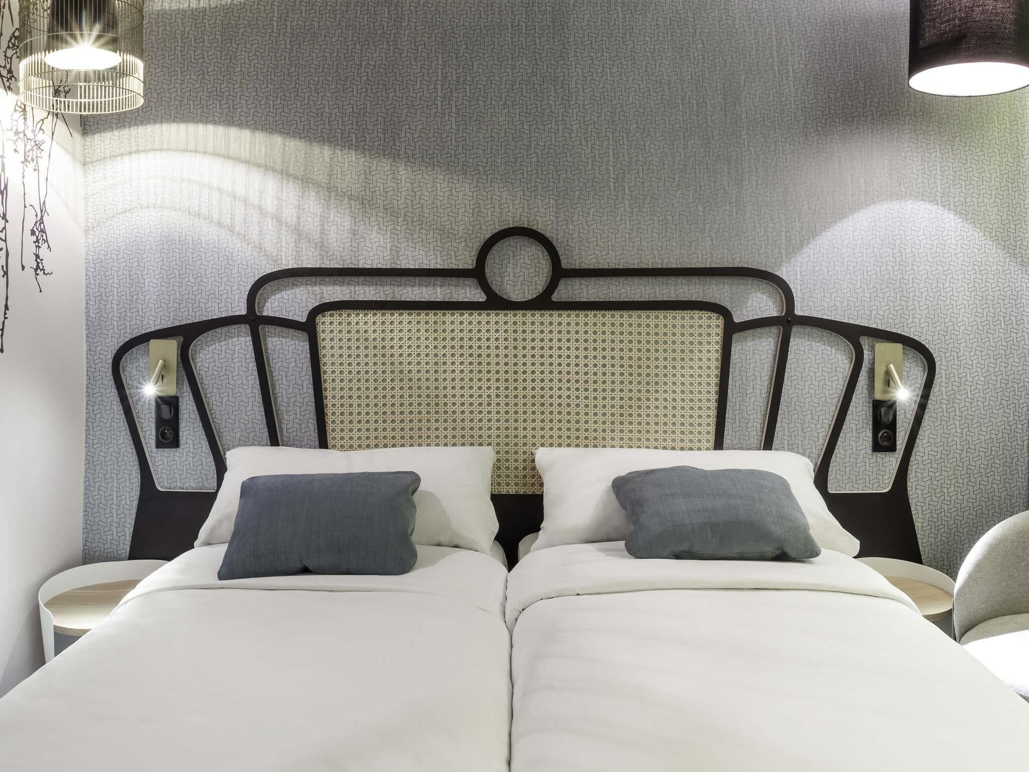 Habitación clásica con 2 camas individuales, 2 camas individuales | Ropa de cama de alta calidad, escritorio y cortinas blackout 