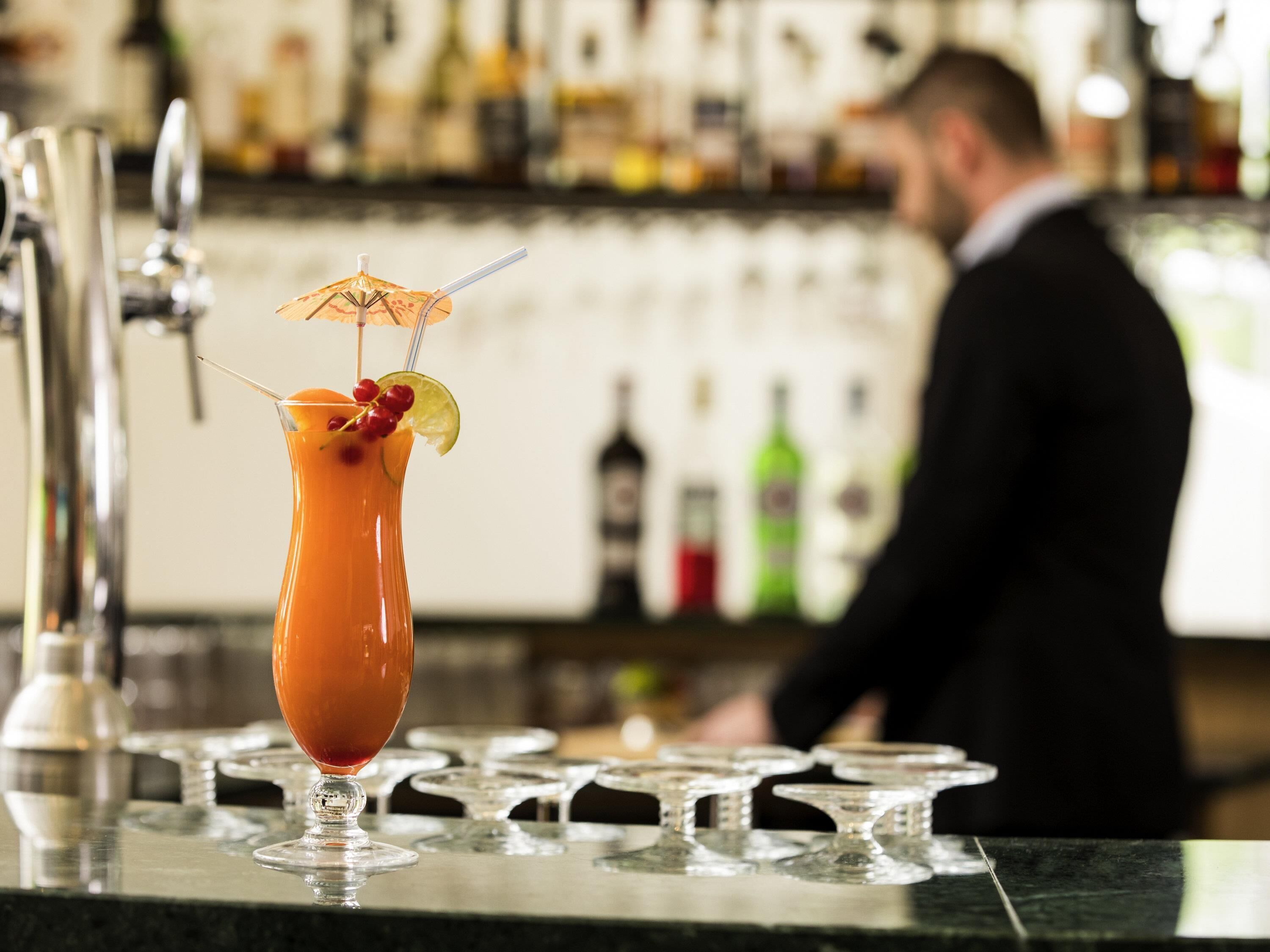 cocktail bar, golf course views, open daily