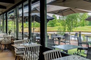 Petit déjeuner, déjeuner et dîner servis sur place, vue sur le golf