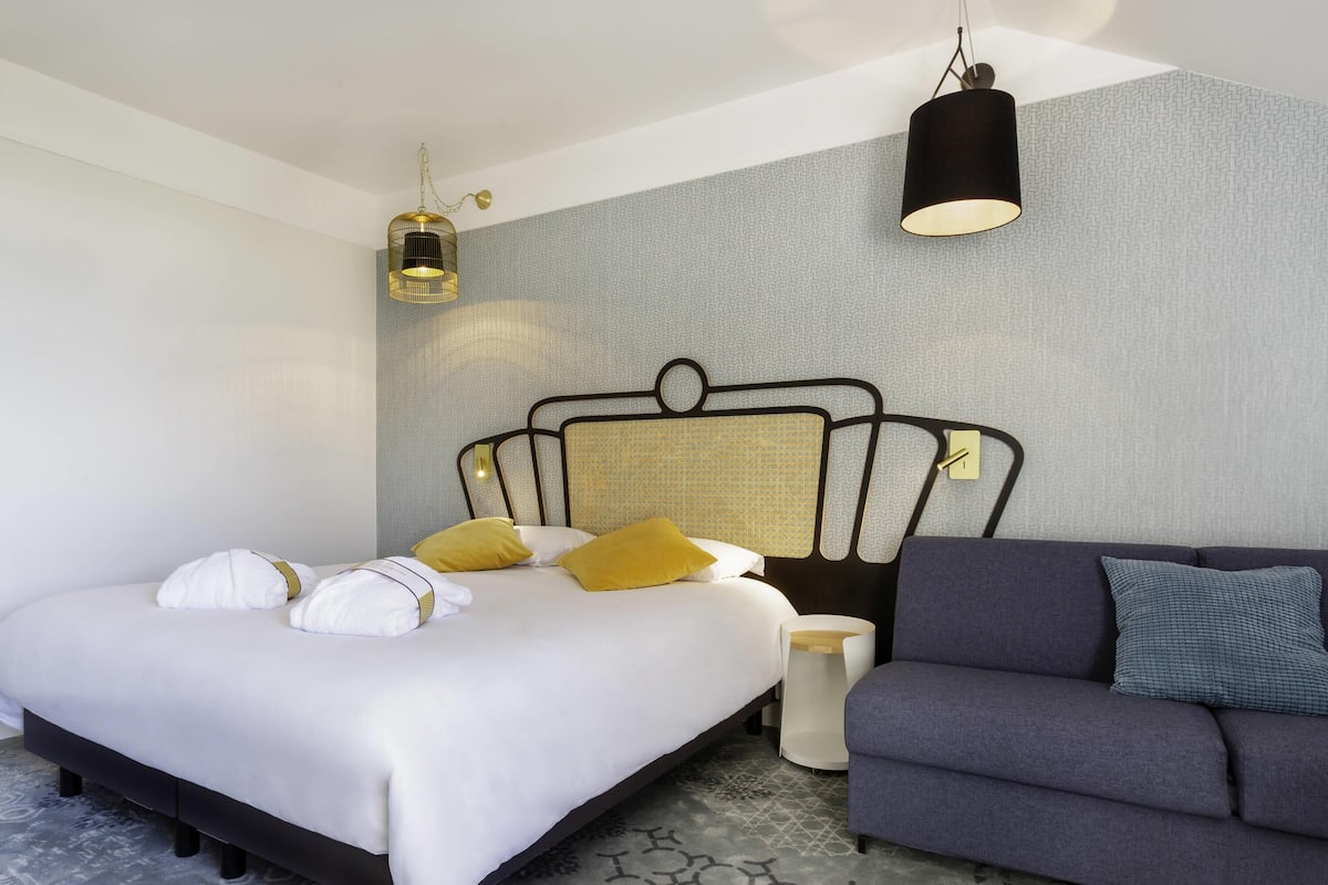 Premium bedding, desk, blackout drapes, soundproofing