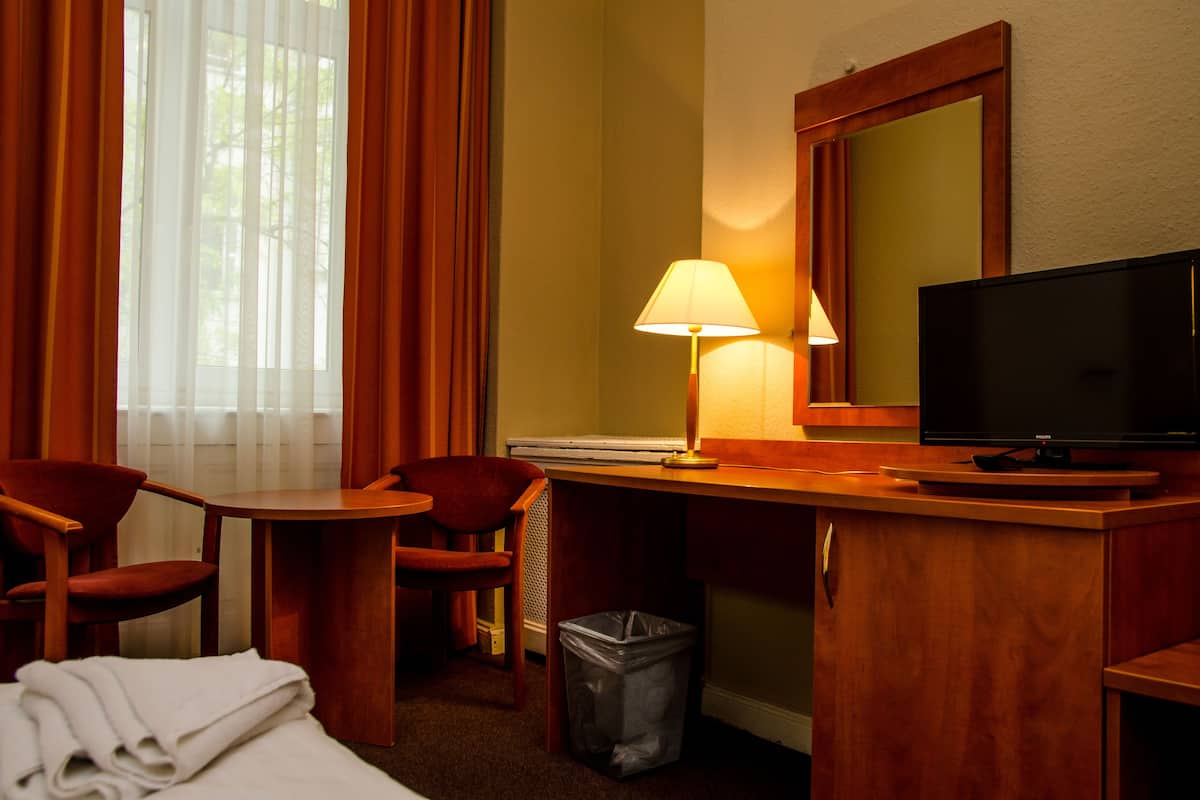 Standard-Doppelzimmer | Allergikerbettwaren, Schreibtisch, laptopgeeigneter Arbeitsplatz