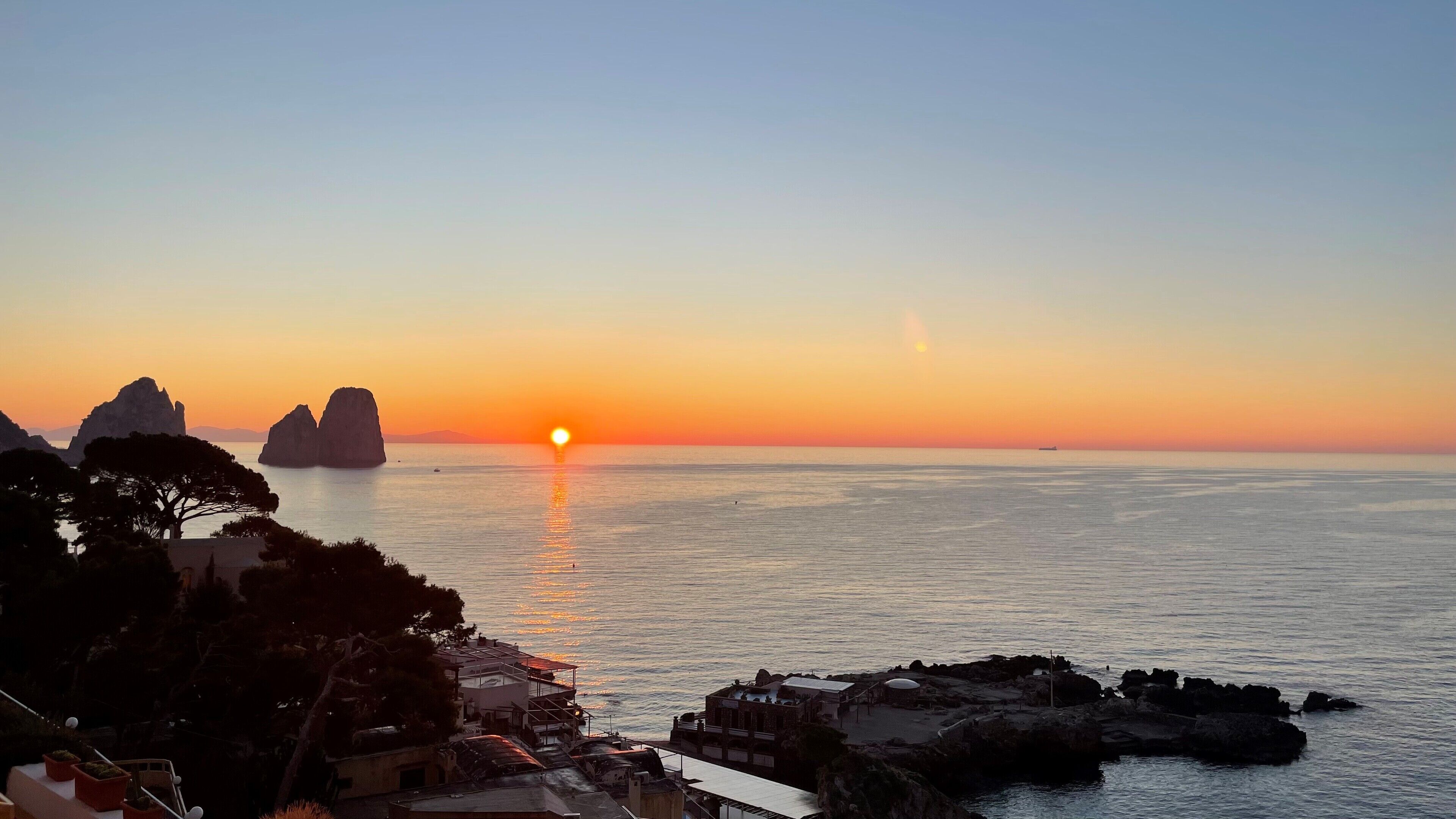 Superior Room, Sea View | Hypo-allergenic bedding, minibar, in-room safe, desk