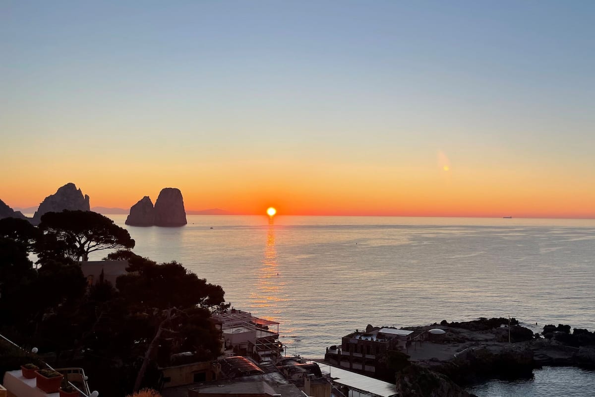 Rom – superior, sjøutsikt | Allergitestet sengetøy, minibar, safe på rommet og skrivebord