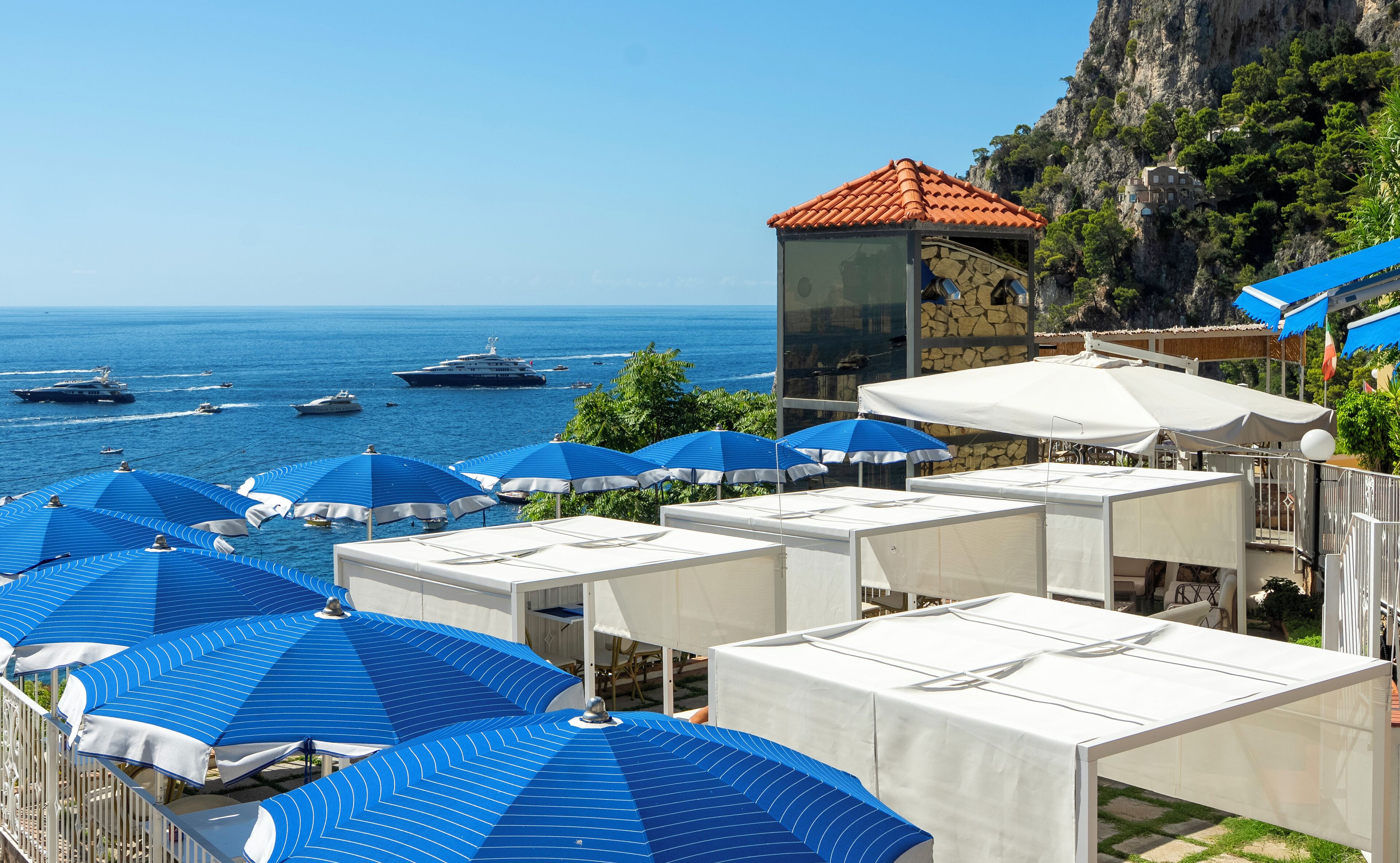 Ulkouima-allas, aurinkovarjoja, aurinkotuoleja