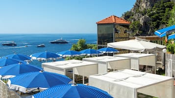 Außenpool, Sonnenschirme, Liegestühle