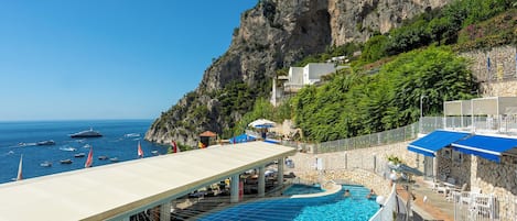 Kolam renang terbuka, payung kolam, kerusi lepak pantai