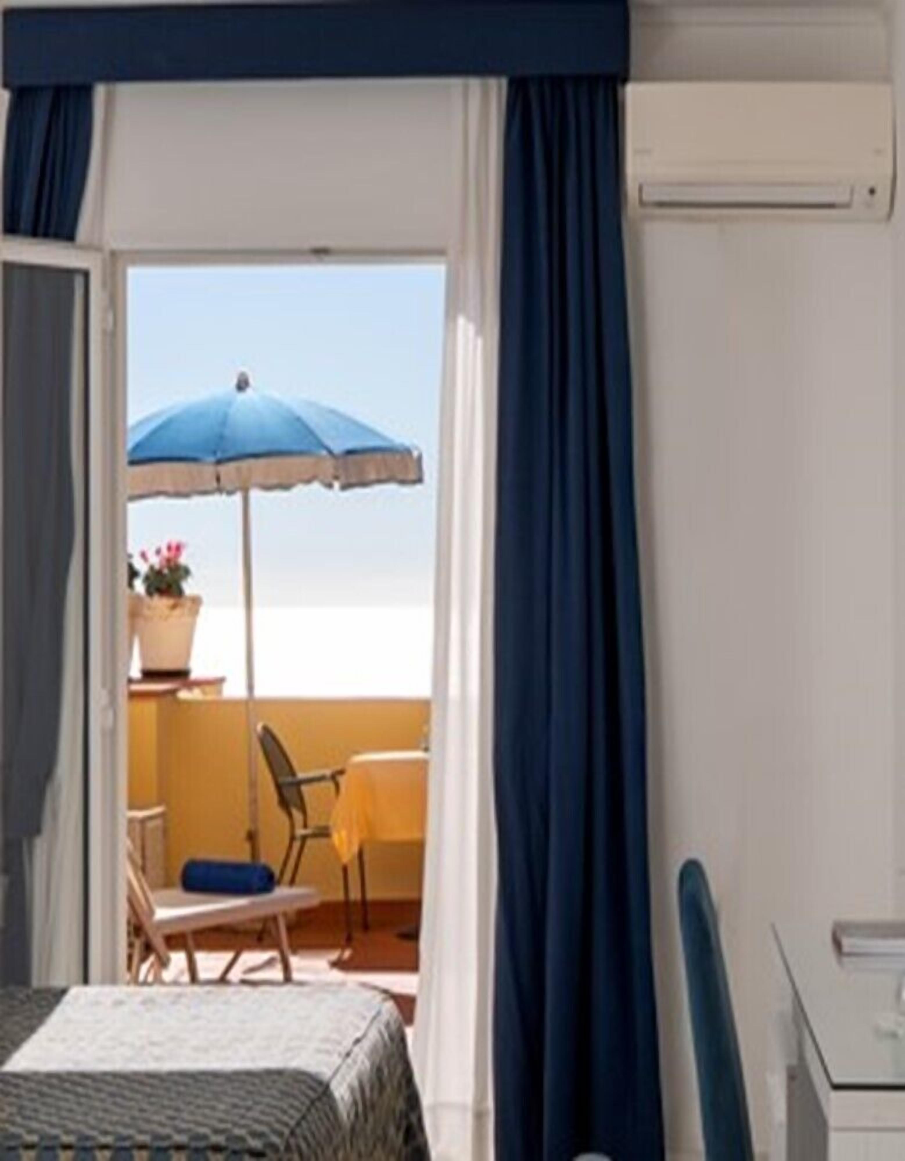 Deluxe Room, Sea View | Hypo-allergenic bedding, minibar, in-room safe, desk