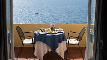 Deluxe Room, Sea View | Hypo-allergenic bedding, minibar, in-room safe, desk