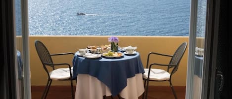 Quarto luxo, vista para o mar | Roupas de cama antialérgicas, frigobar, cofres nos quartos, escrivaninha