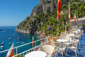 2 bars/lounges, poolside bar - Hotel Weber Ambassador (Capri)