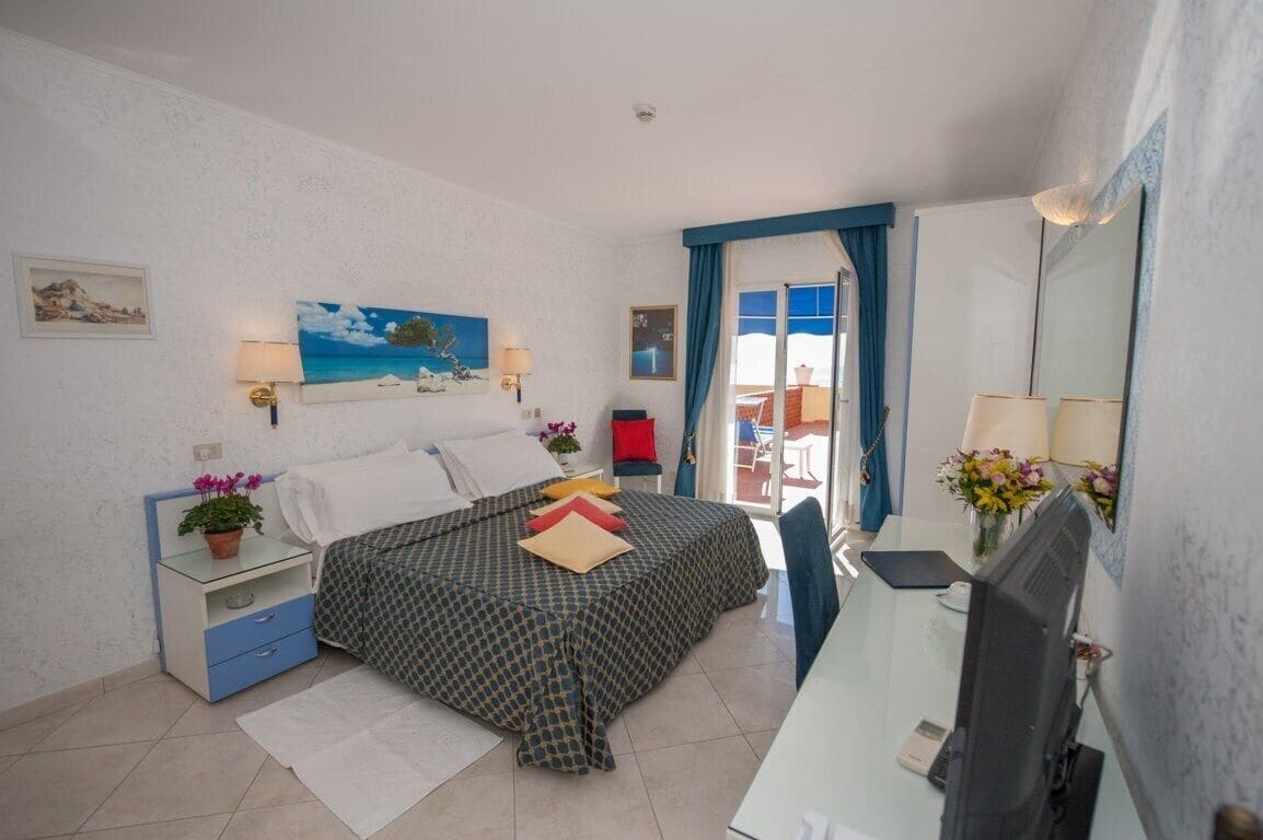 Family Junior Suite | Hypo-allergenic bedding, minibar, in-room safe, desk