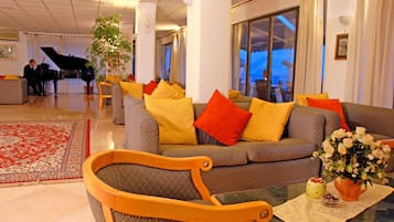 Coin salon dans le hall