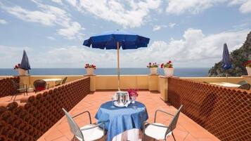 Family Junior Suite | Hypo-allergenic bedding, minibar, in-room safe, desk