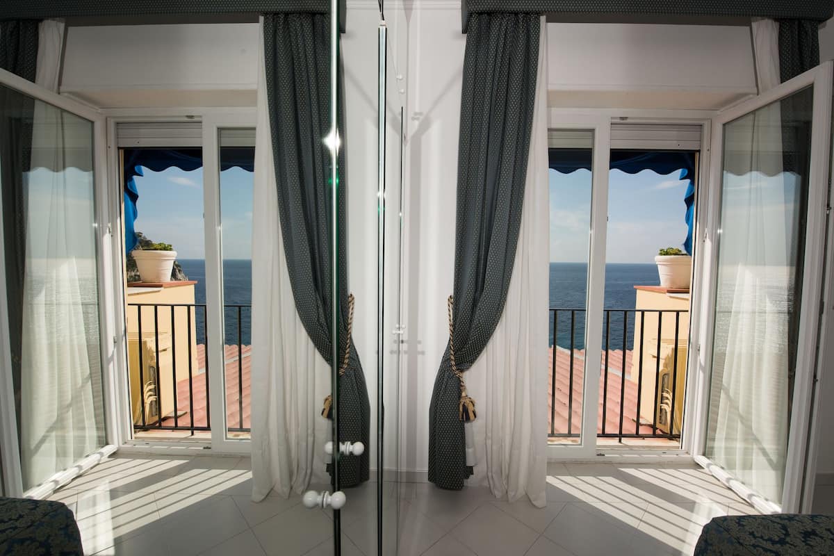 superior room, sea view | 1 bedroom, hypo-allergenic bedding, minibar, in-room safe