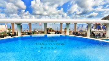 Piscina externa, guarda-sóis, espreguiçadeiras