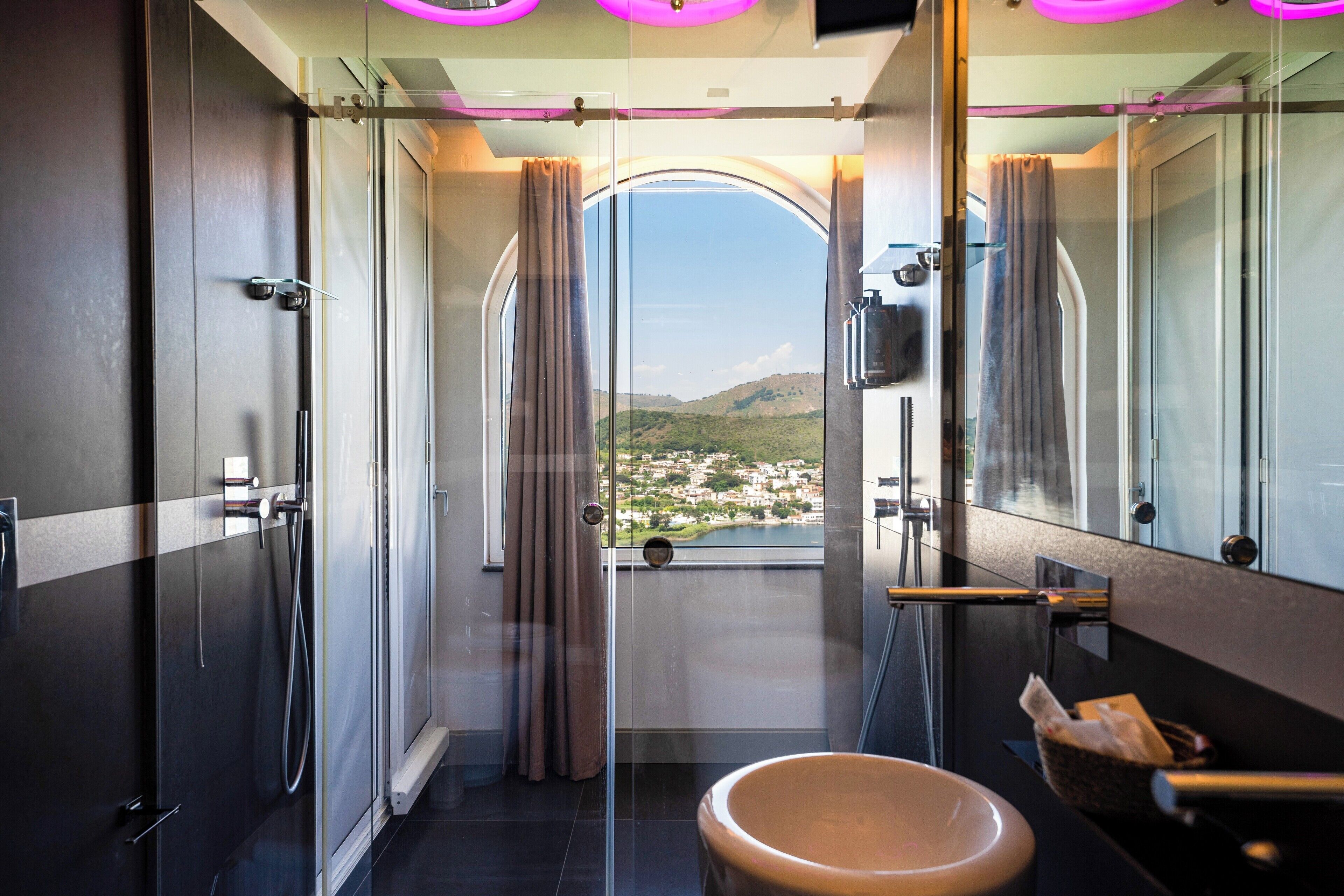 deluxe suite, hot tub, sea view | bathroom | free toiletries, hair dryer, bidet, towels
