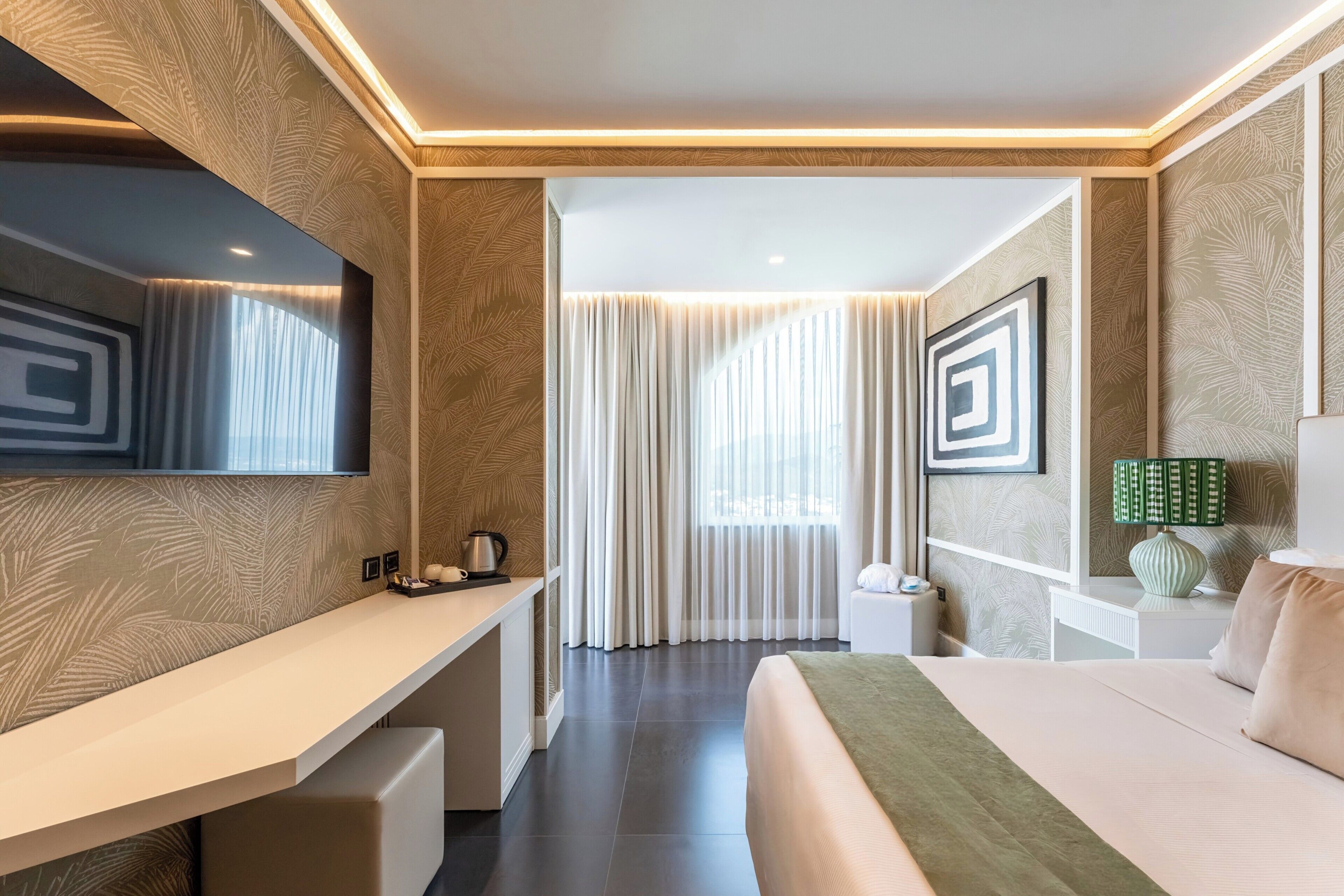 Deluxe-huone, poreamme, merinäköala | Tallelokero huoneessa, ilmainen Wi-Fi, vuodevaatteet