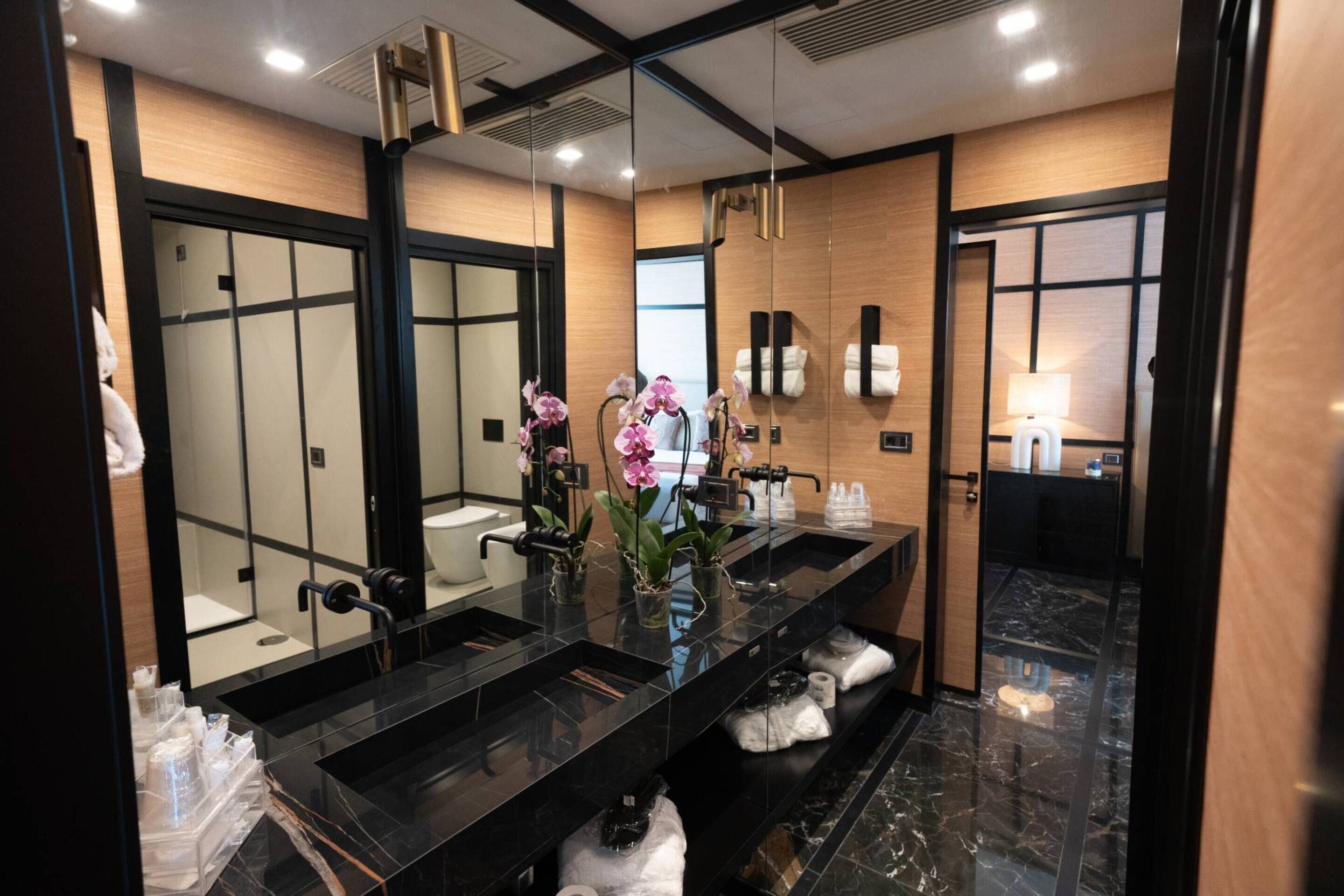 executive studio suite | bathroom | free toiletries, hair dryer, bidet, towels