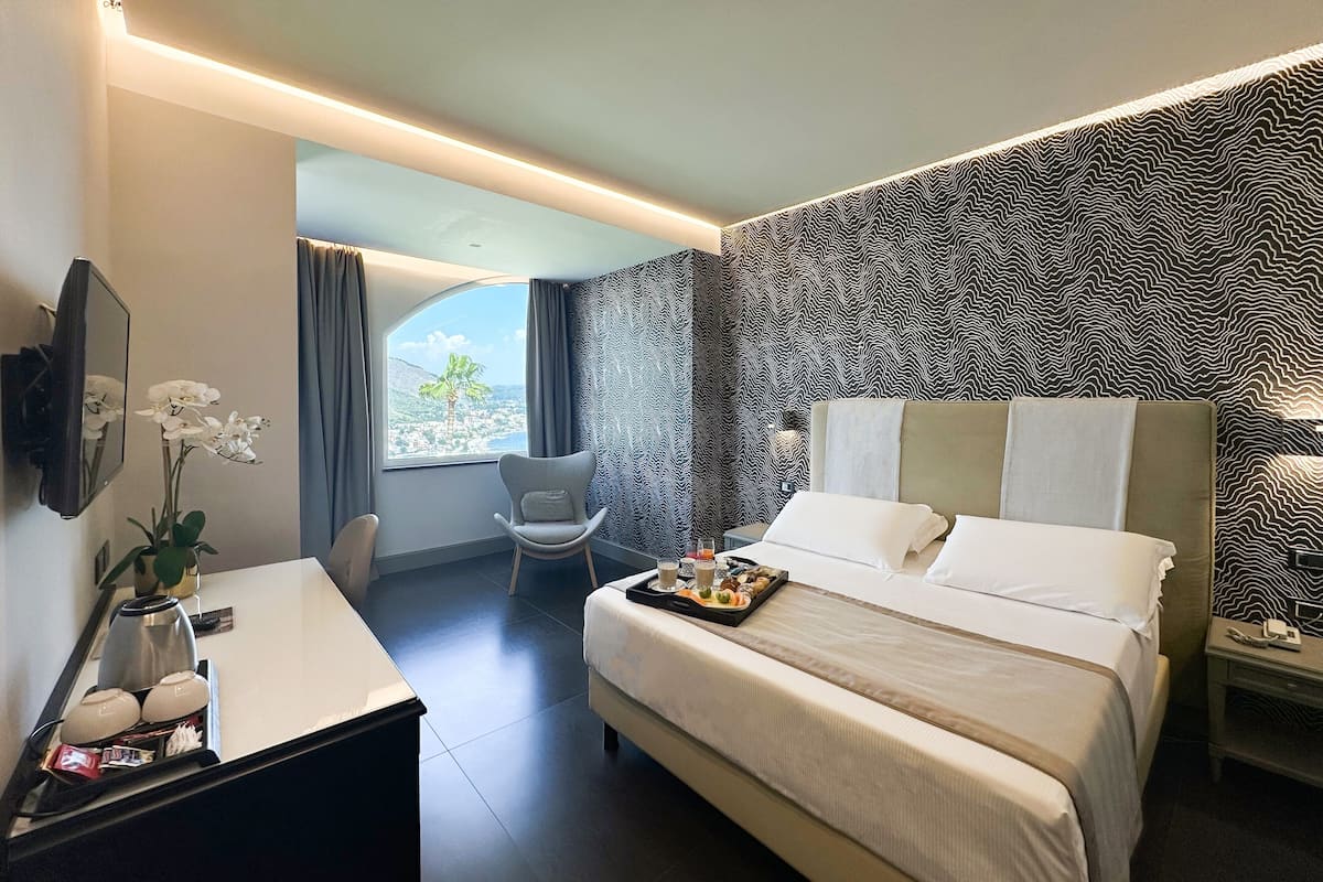 Suite Deluxe, bain à remous, vue mer | Coffres-forts dans les chambres, Wi-Fi gratuit, draps fournis