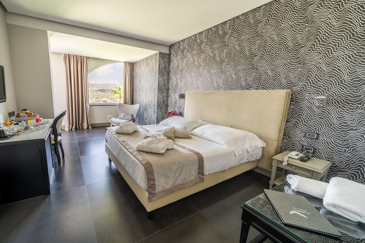 Deluxe suite, hot tub, uitzicht op zee | 1 slaapkamer, een kluis op de kamer, gratis wifi, beddengoed