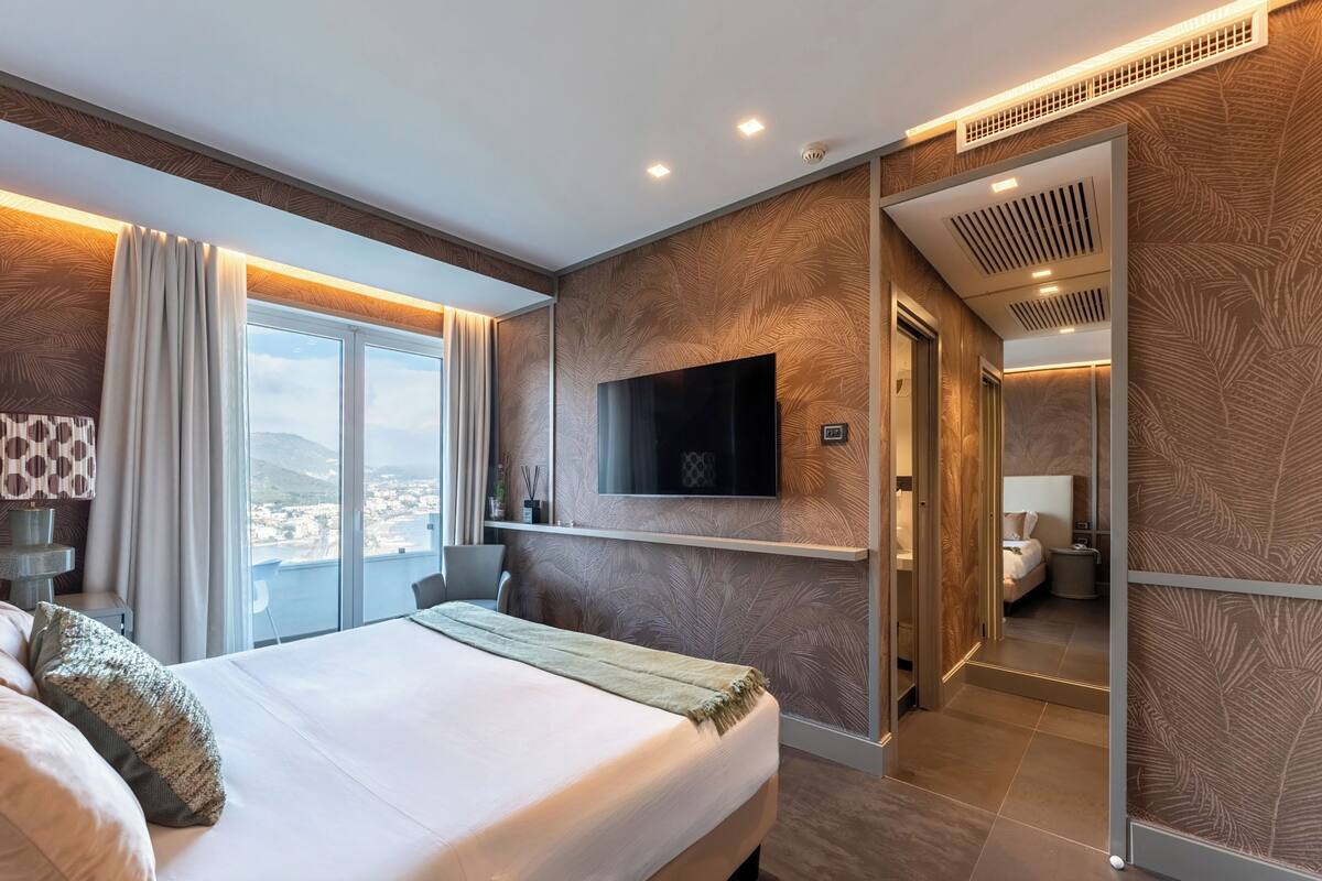 Superior-huone | Tallelokero huoneessa, ilmainen Wi-Fi, vuodevaatteet