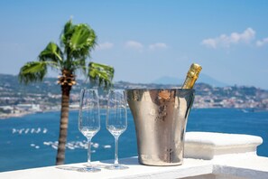 Deluxe Suite, Hot Tub, Sea View | Private spa tub - Hotel Il Gabbiano (Bacoli)