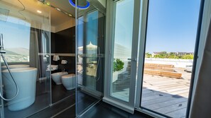 Phòng Deluxe, bồn tắm nước nóng, quang cảnh biển | Phòng tắm | Đồ dùng nhà tắm miễn phí, máy sấy tóc, chậu vệ sinh/vòi rửa 
