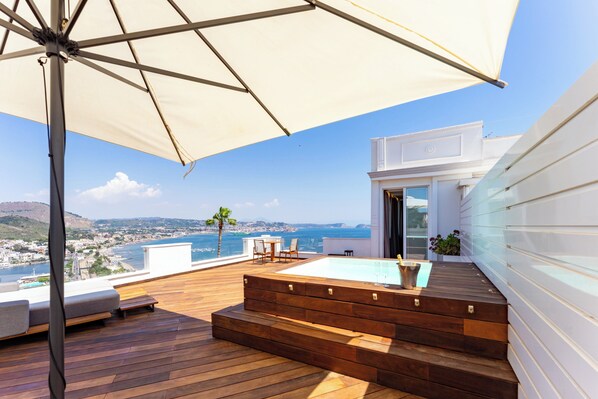 Deluxe Suite, Hot Tub, Sea View | Private spa tub - Hotel Il Gabbiano (Bacoli)