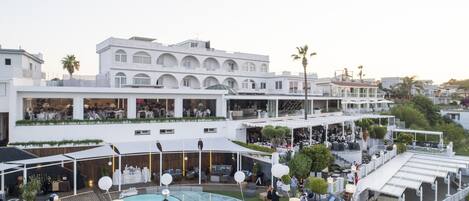 Vista frontal de la propiedad