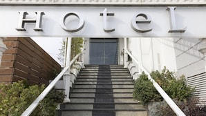 A hotel entrance with a staircase leading to a door. - Hotel Il Gabbiano (Bacoli)