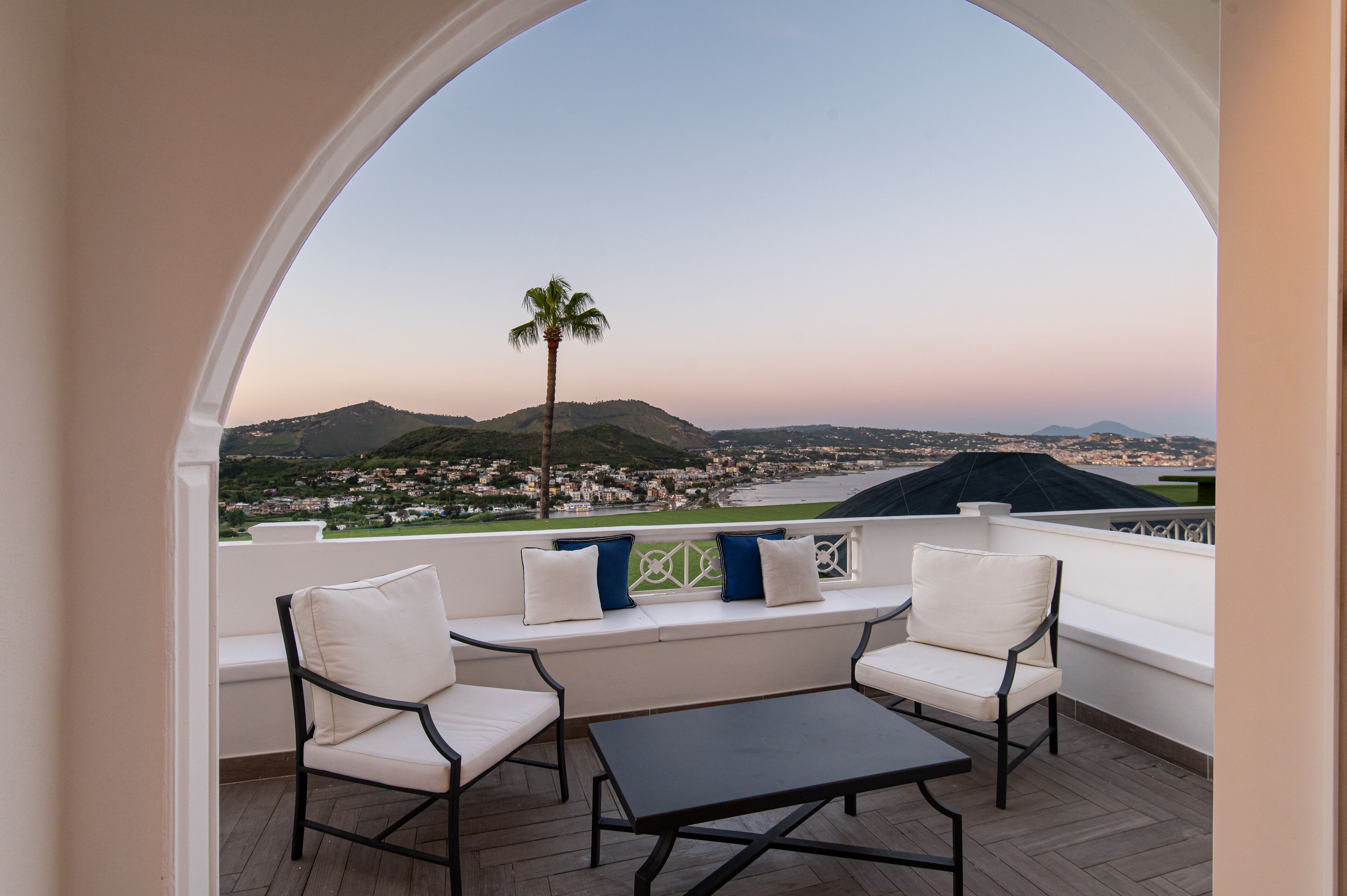 executive studio suite, bathtub | terrace/patio