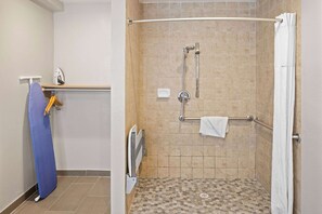 Habitación, 1 cama de matrimonio grande, accesible para personas con discapacidad (Roll-In Shower) | Baño accesible en silla de ruedas
