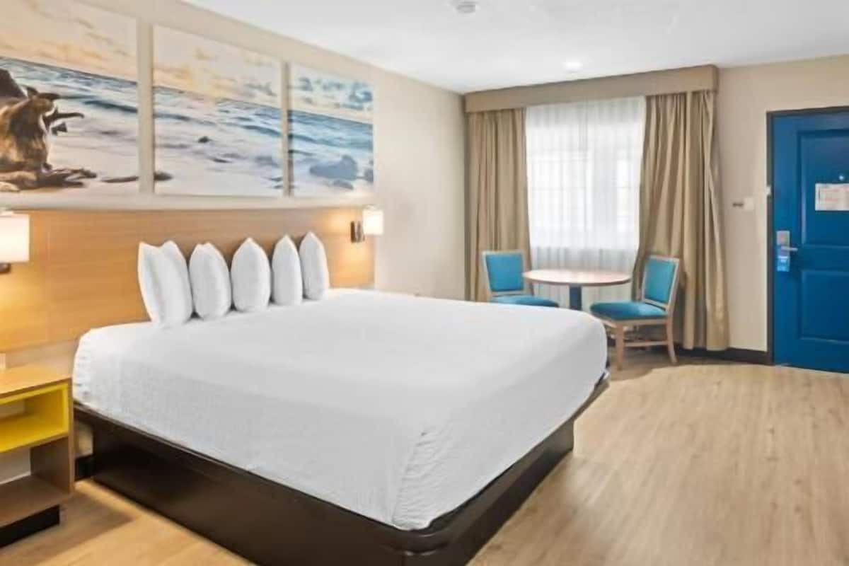 Desk, laptop workspace, iron/ironing board, free WiFi