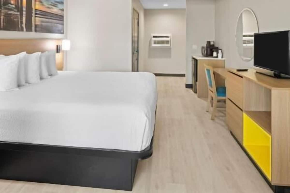 Desk, laptop workspace, iron/ironing board, free WiFi