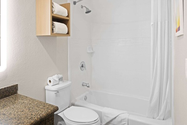 Un baño con inodoro, lavamanos y bañera.