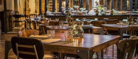 Serveert ontbijt, lunch, diner, internationale gerechten